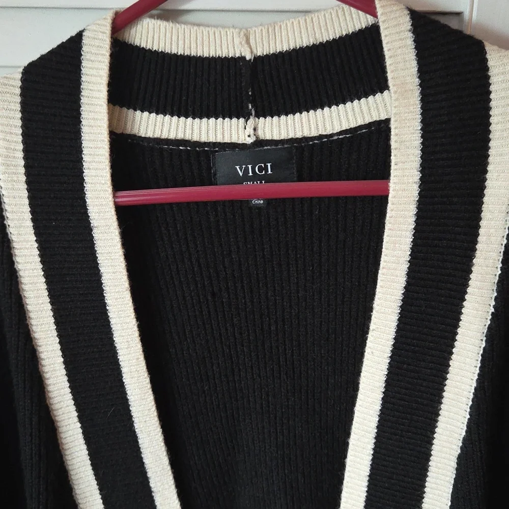 VICI Cream And Black Sweater With Pockets On Each Side. - Picture 3 of 6